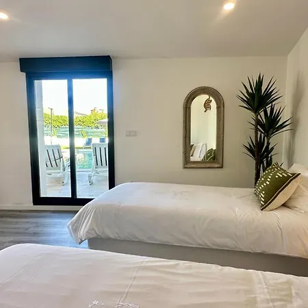 Strip - Private Pool - 12 Guests -